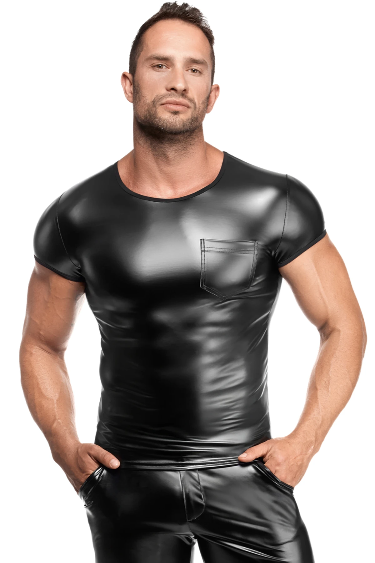 Figurbetontes Noir Handmade Men T-Shirt H084 aus glattem Powerwetlook, elastisch, körpernah geschnitten und mit markanter Brusttasche für einen betonten, sexy Look