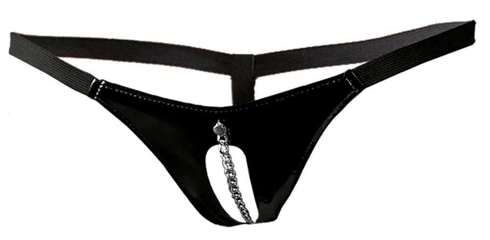 String von Black Level mit schwarzer glänzender, offener Lackfront, durch die ein Kettchen führt, das beim Tragen für aufregende Stimulationen sorgt.