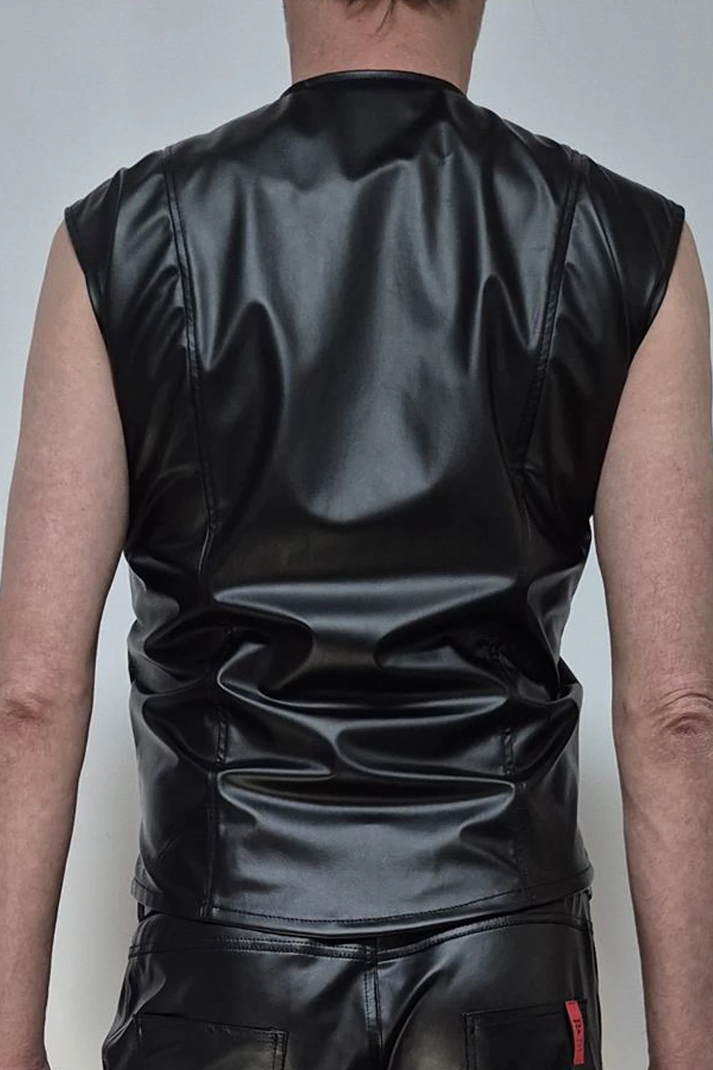 Regnes Fetish Planet Herren Weste RMCamillo001, Markanter Wetlook trifft auf ikonische RFP-Details, diese schwarze Herrenweste setzt ein Statement in Sachen Stil und Attitüde