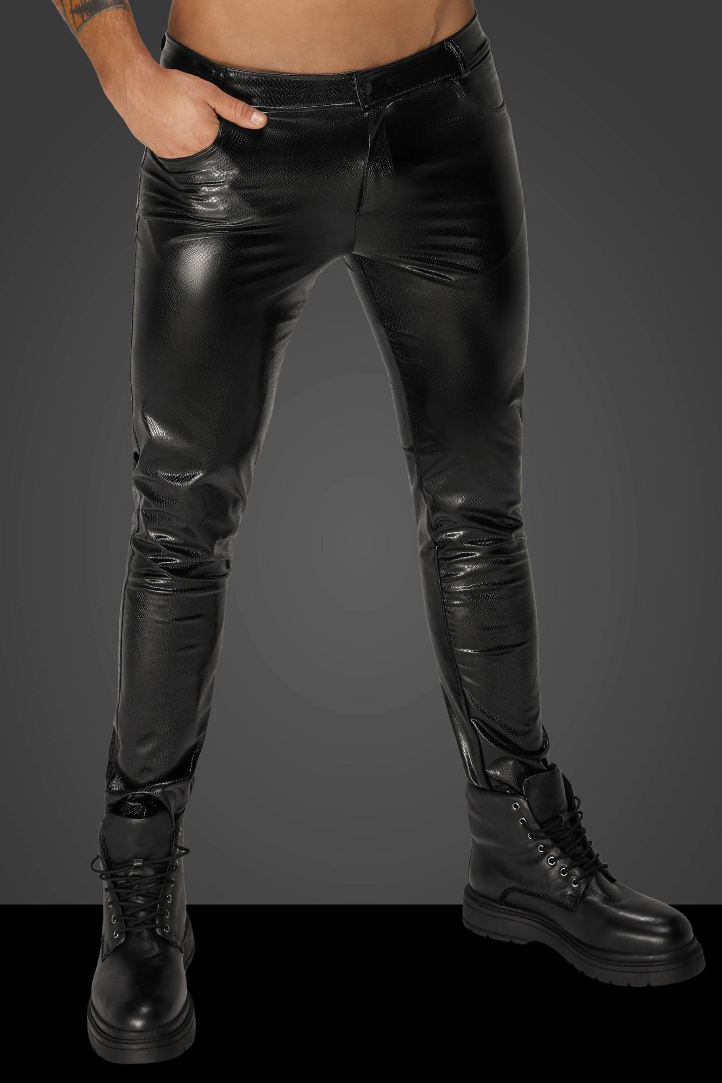 Herren Hose H067 Wetlook im Schlangenlook von Noir Men