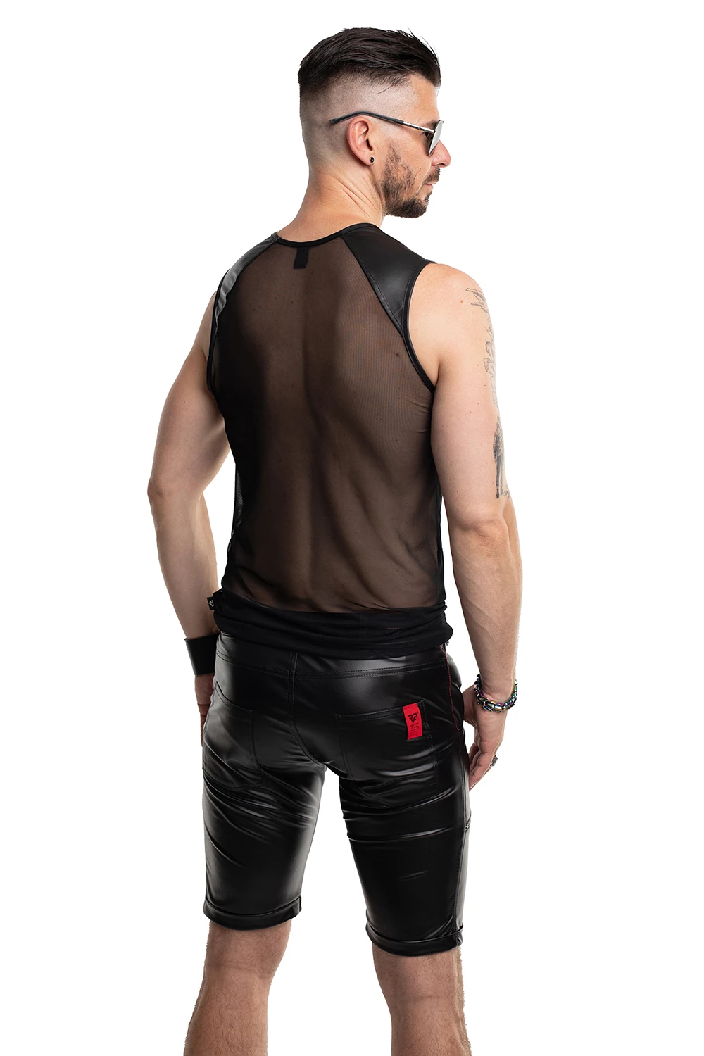 Lässige Herren Shorts aus schwarzem Wetlook – RMNorberto001 mit vier Taschen und rotem RFP-Logo für markanten Style von Regnes Fetish Planet Lässige Herren Shorts aus schwarzem Wetlook – RMNorberto001 mit vier Taschen und rotem RFP-Logo für markanten Style von Regnes Fetish Planet