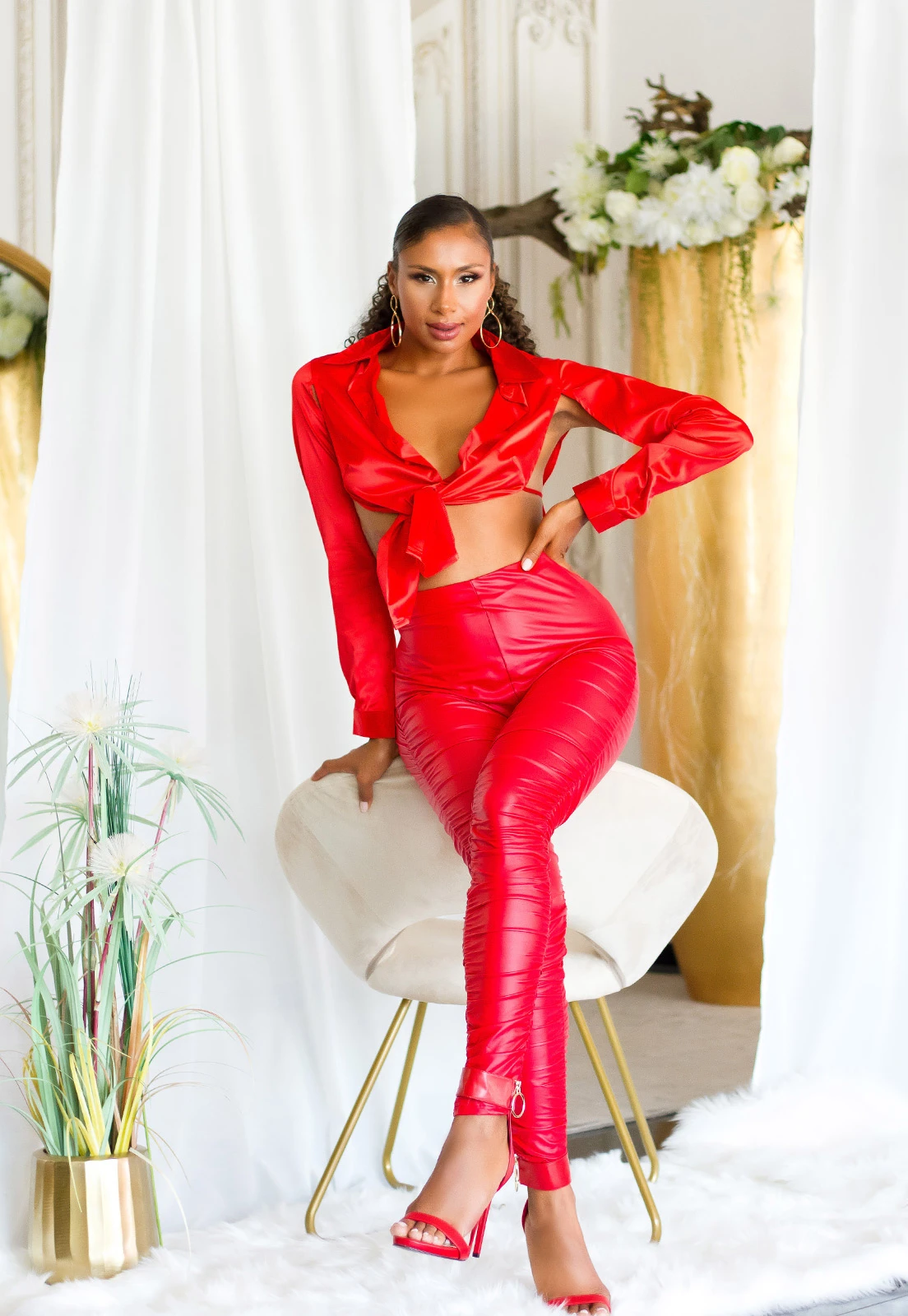 Wetlook Highwaist Hose mit Raffungen Wetlook Highwaist Hose mit Raffungen