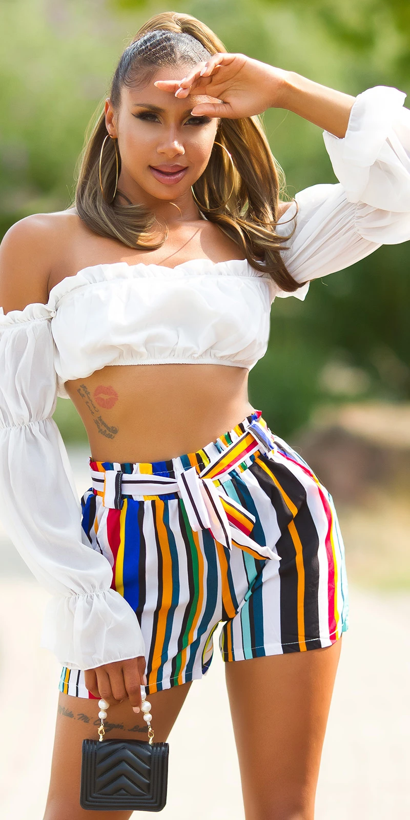 Sexy Highwaist Stoff Shorts gestreift mit Deko Gürtel Sexy Highwaist Stoff Shorts gestreift mit Deko Gürtel