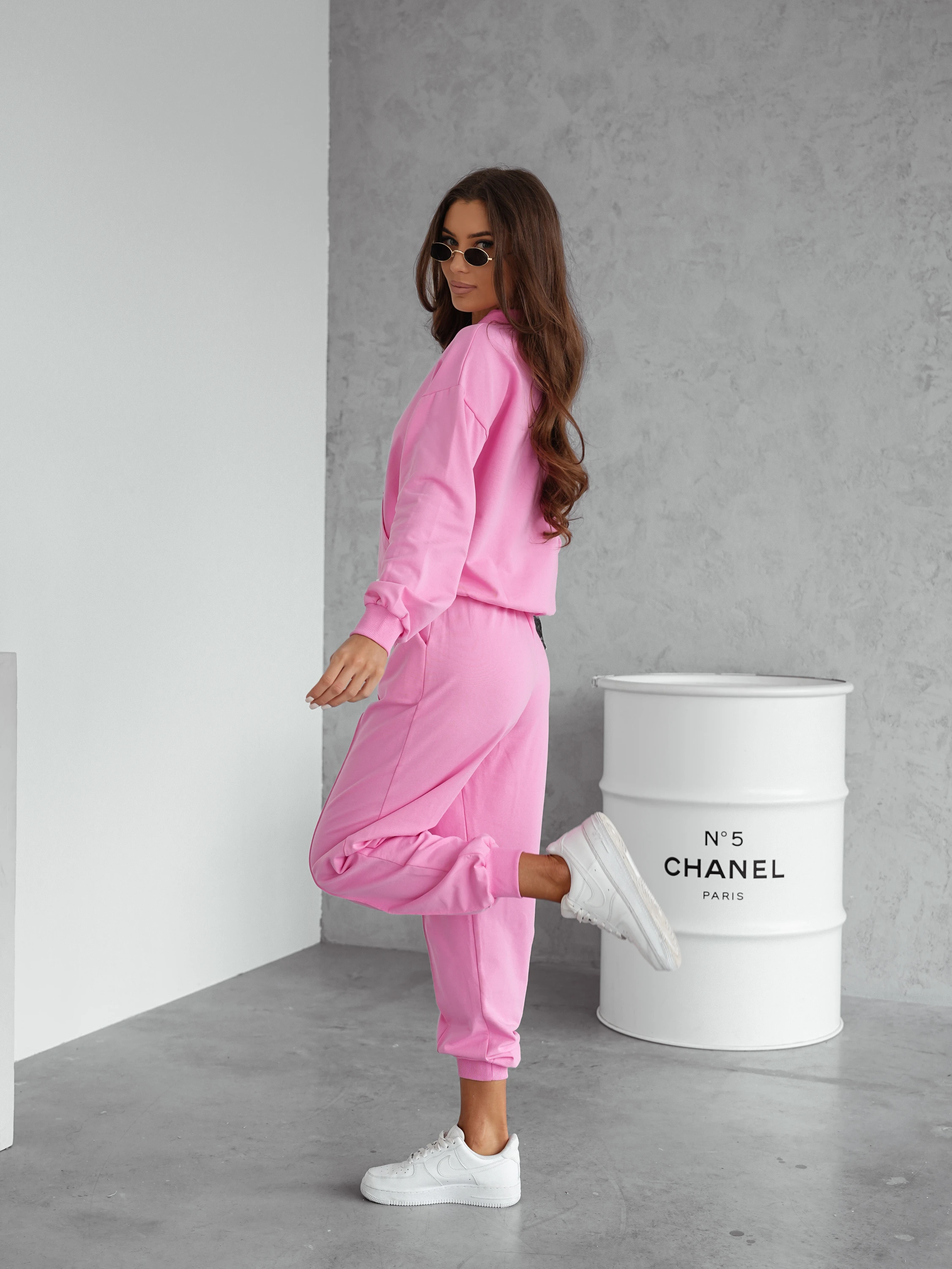 Axamo Frischer Stil trifft Komfort: Unser Damen-Trainingsanzug in Pink sorgt für einen stilbewussten Auftritt bei jedem Anlass