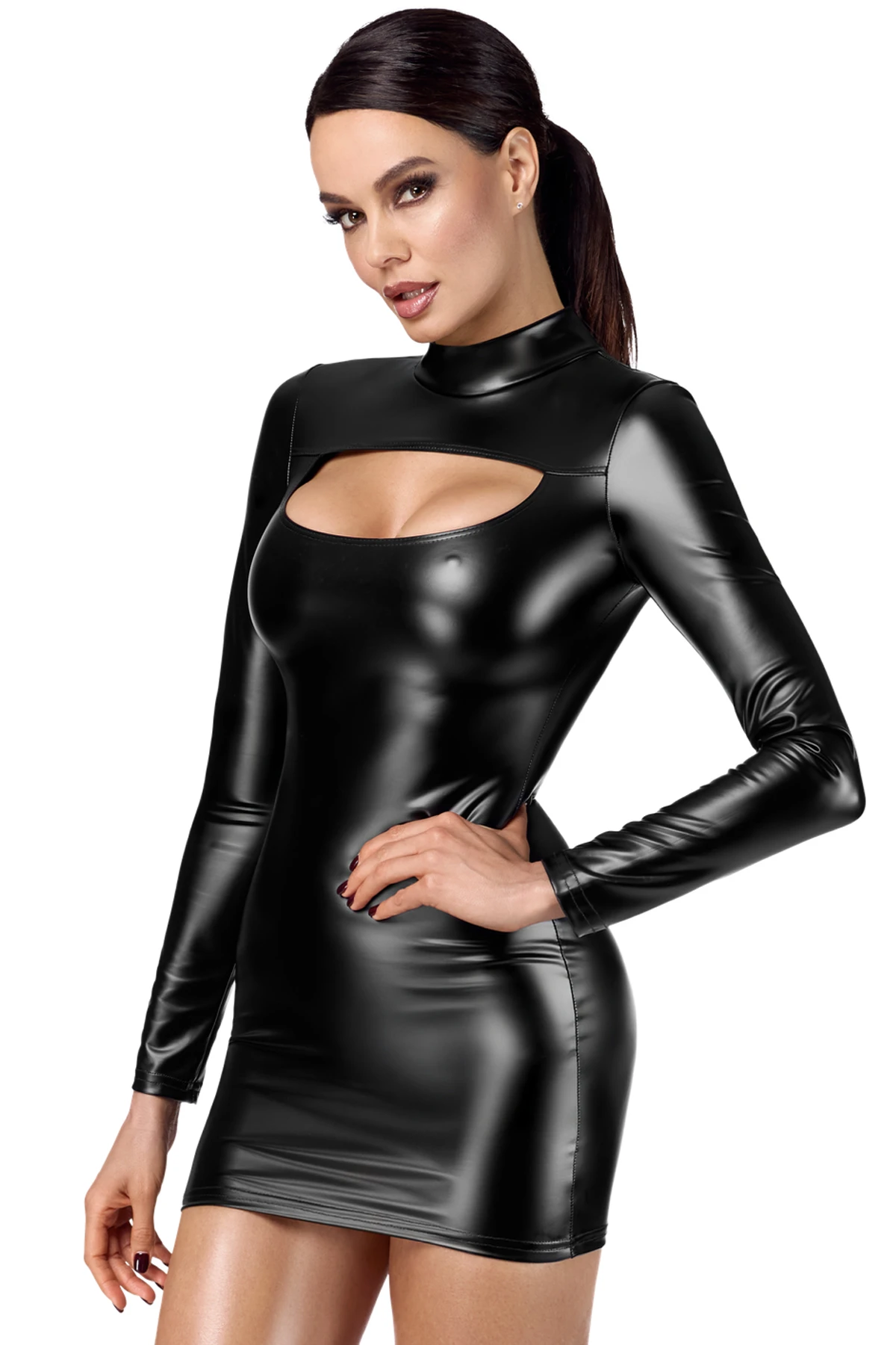 Bombshell Bodycon Kinky Minikleid aus schwarzen Powerwetlook mit Schlüsselloch-Ausschnitt, langem Ärmel, Stehkragen und verdecktem Reißverschluss – figurbetontes Statement-Piece von Noir Handmade F366