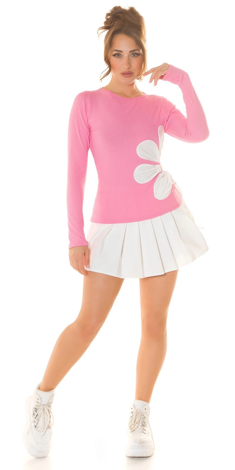 Flower-Power Shirt, figurschmeichelnder Schnitt mit Cutout und Kordelzug für einen verspielten Look! Flower-Power Shirt, figurschmeichelnder Schnitt mit Cutout und Kordelzug für einen verspielten Look!