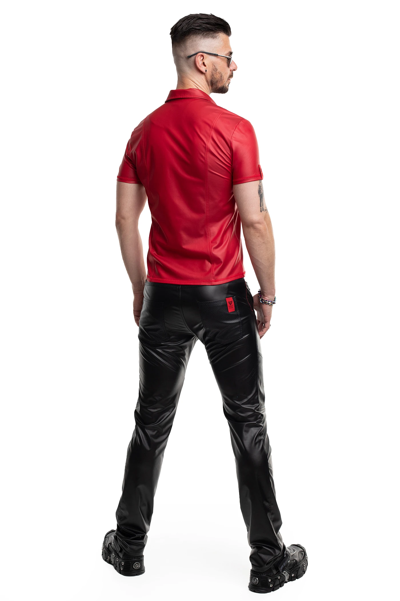 Herren T-Shirt RMMauricio001 rot im matten Wetlook mit Stehkragen, markantem schwarzen Reißverschluss und figurbetonender Slim-Fit Form