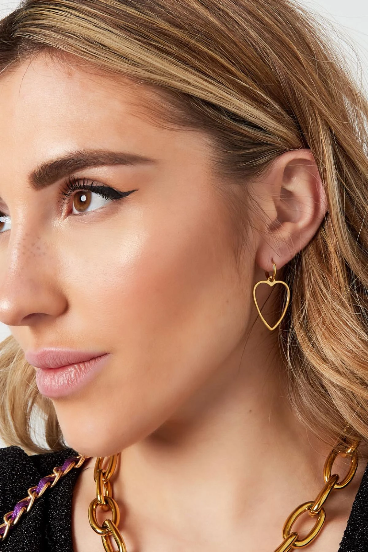 Elegant verspielte Herz-Ohrringe Modeschmuck glänzend Elegant verspielte Herz-Ohrringe Modeschmuck glänzend