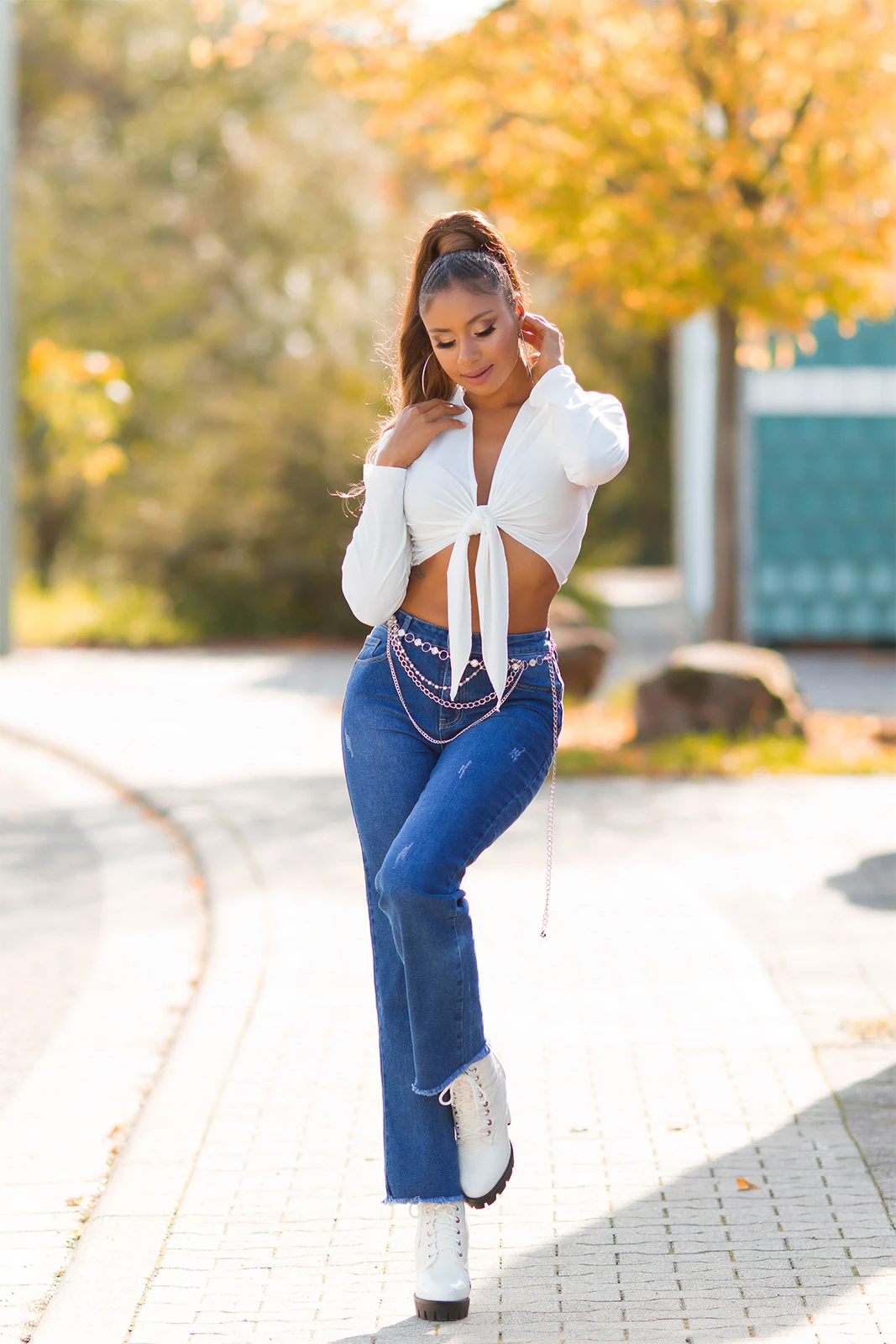 Highwaist Bootcut-Jeans im Used-Look mit Push-up-Effekt, 5-Pocket-Style und fransigen Beinabschlüssen für trendige Looks