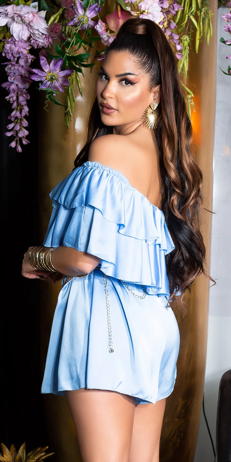 Satin Look Off Shoulder Hotpants Jumpsuit mit Volant Satin Look Off Shoulder Hotpants Jumpsuit mit Volant