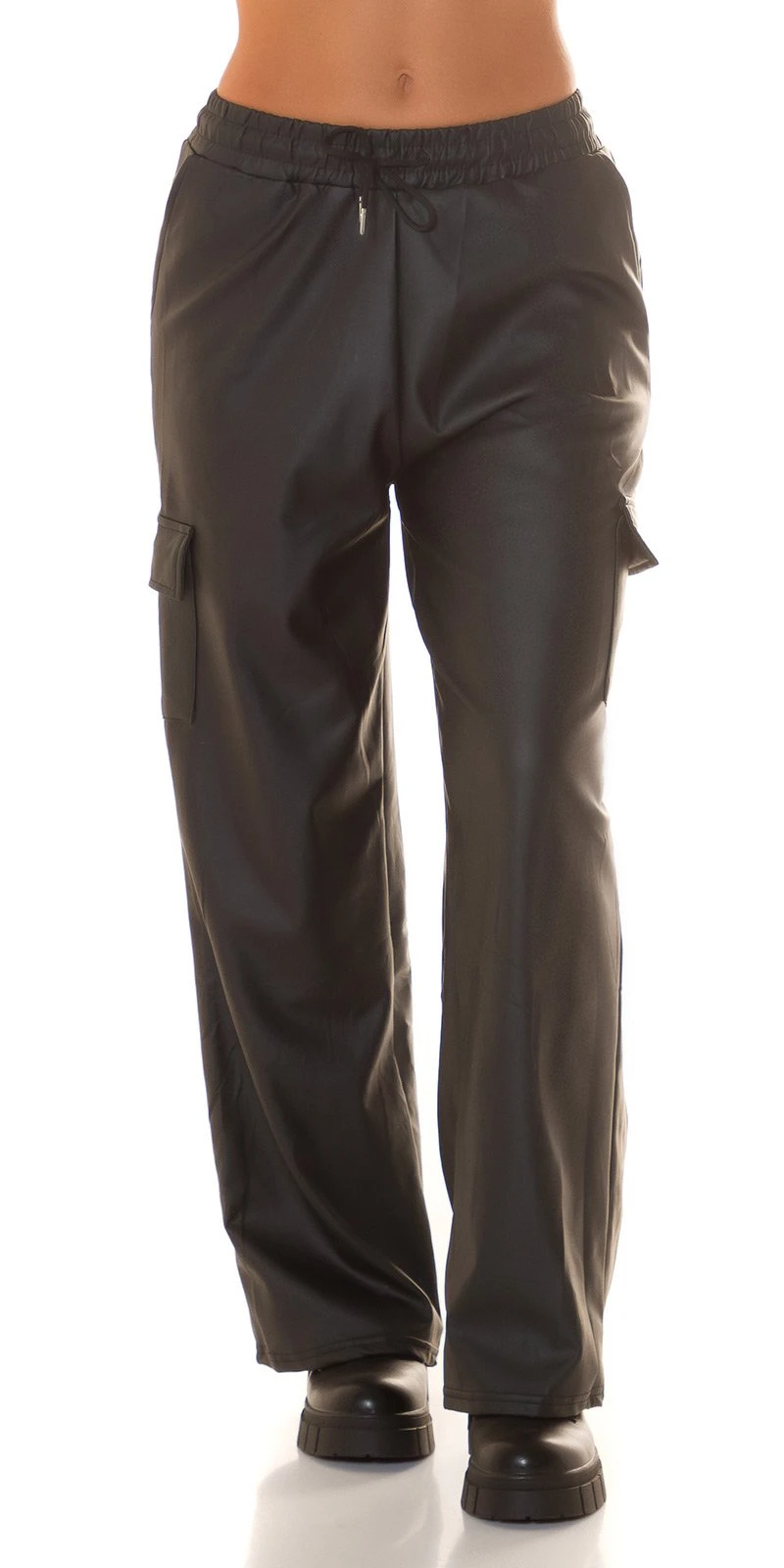 Stylische Kunstleder Cargo Hose: Gerader Schnitt, High Waist Jogger im Leder Look mit praktischen Klappen Taschen Stylische Kunstleder Cargo Hose: Gerader Schnitt, High Waist Jogger im Leder Look mit praktischen Klappen Taschen