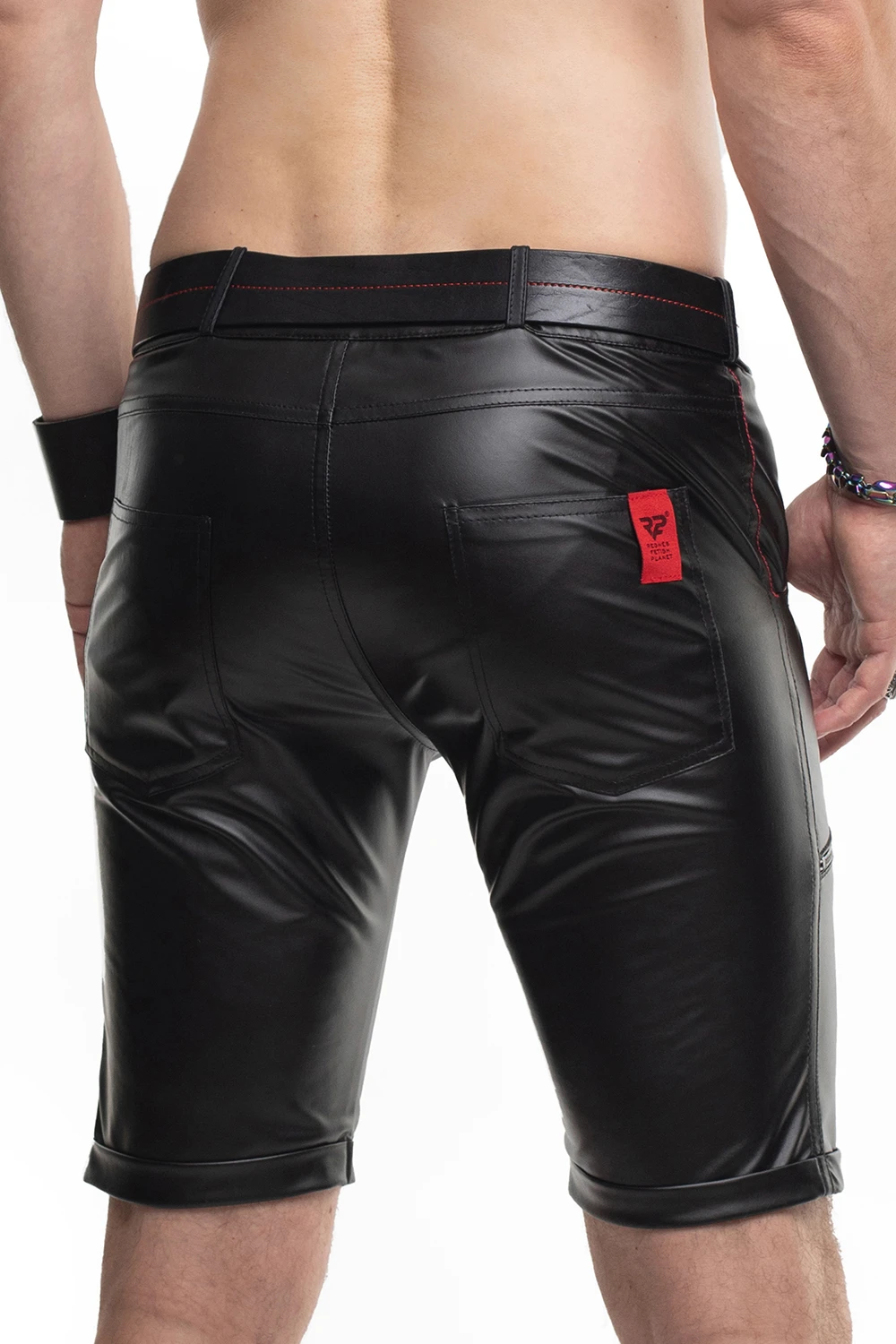 Lässige Herren Shorts aus schwarzem Wetlook – RMNorberto001 mit vier Taschen und rotem RFP-Logo für markanten Style von Regnes Fetish Planet Lässige Herren Shorts aus schwarzem Wetlook – RMNorberto001 mit vier Taschen und rotem RFP-Logo für markanten Style von Regnes Fetish Planet