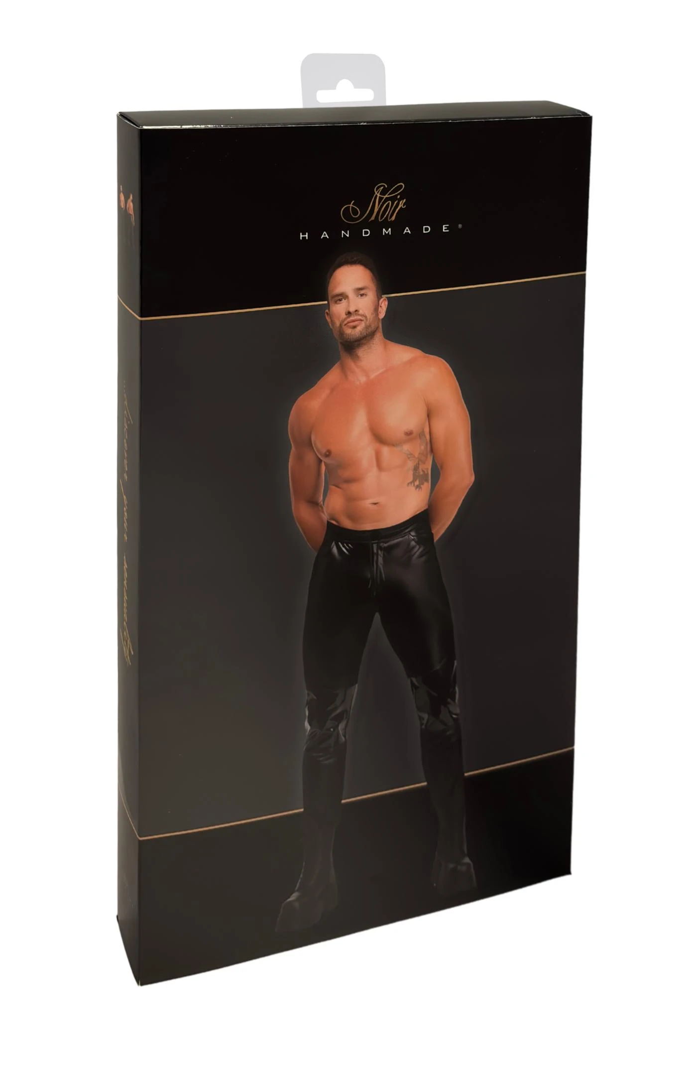 Noir Handmade Men Herrenhose Rogue H087 in schwarzem Powerwetlook mit PVC-Knieeinsätzen, figurbetontem Schnitt, flexiblem Material und verstellbarem Bund für einen markant sexy Look