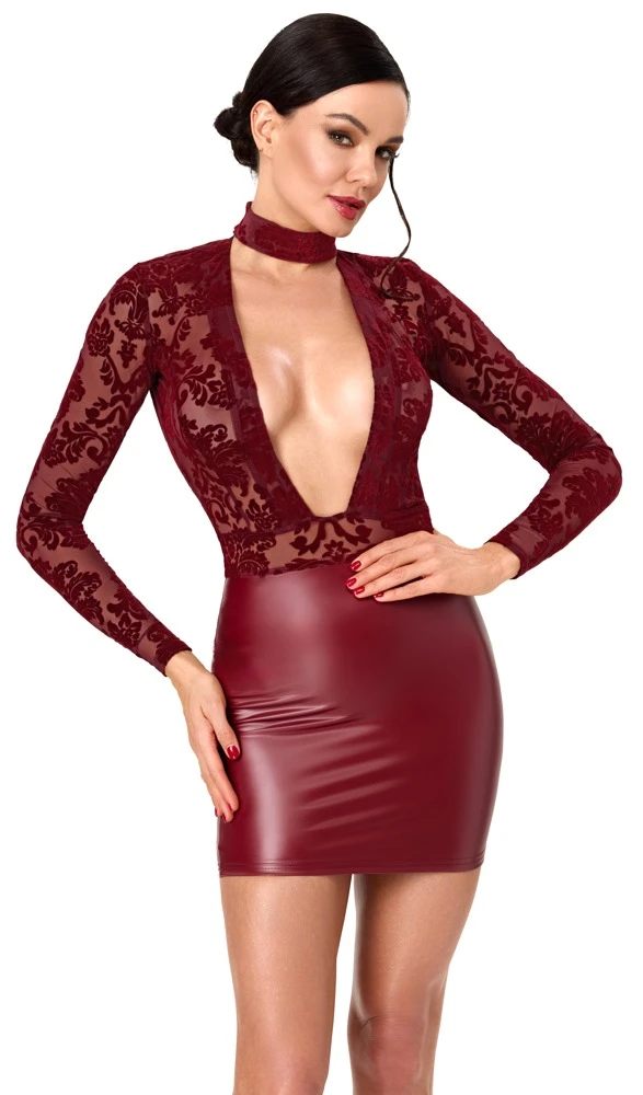 Noir Sexy Langarm-Minikleid in Burgunderrot mit transparentem Flockprint, engem Powerwetlook-Rock, tiefem Dekolleté und Choker-Halsband
