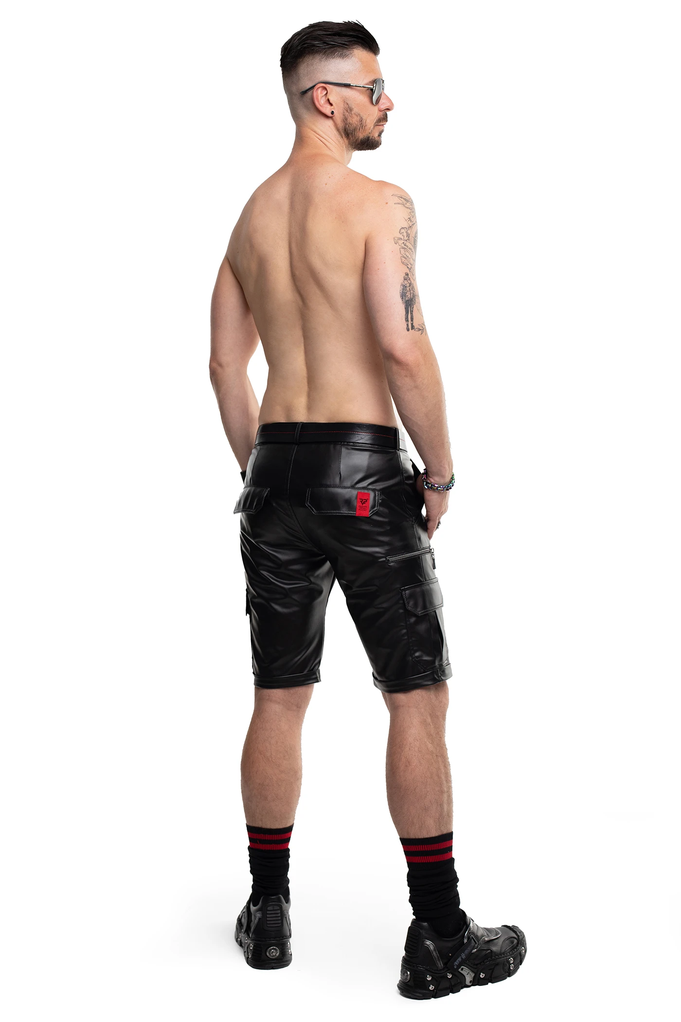 Herren Shorts RMPaolo001 in Schwarz aus mattem dehnbarem Wetlook mit Reißverschlusstaschen und markantem RFP-Logo-Patch  von Regnes Fetish Planet