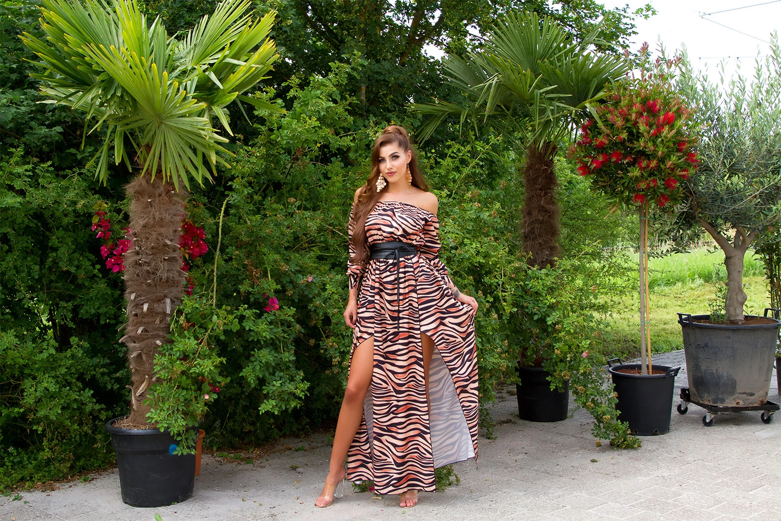 Satin Off Shoulder Maxi Kleid mit High Low-Effekt Satin Off Shoulder Maxi Kleid mit High Low-Effekt