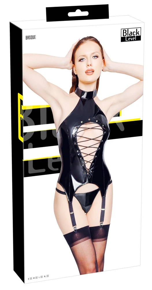 Set von Black Level bestehend aus Strapshemd und String im schwarzen Lackglanz. Strapshemd vorne mit großem Cut-out unter einer variablen Schnürung. Set von Black Level bestehend aus Strapshemd und String im schwarzen Lackglanz. Strapshemd vorne mit großem Cut-out unter einer variablen Schnürung.