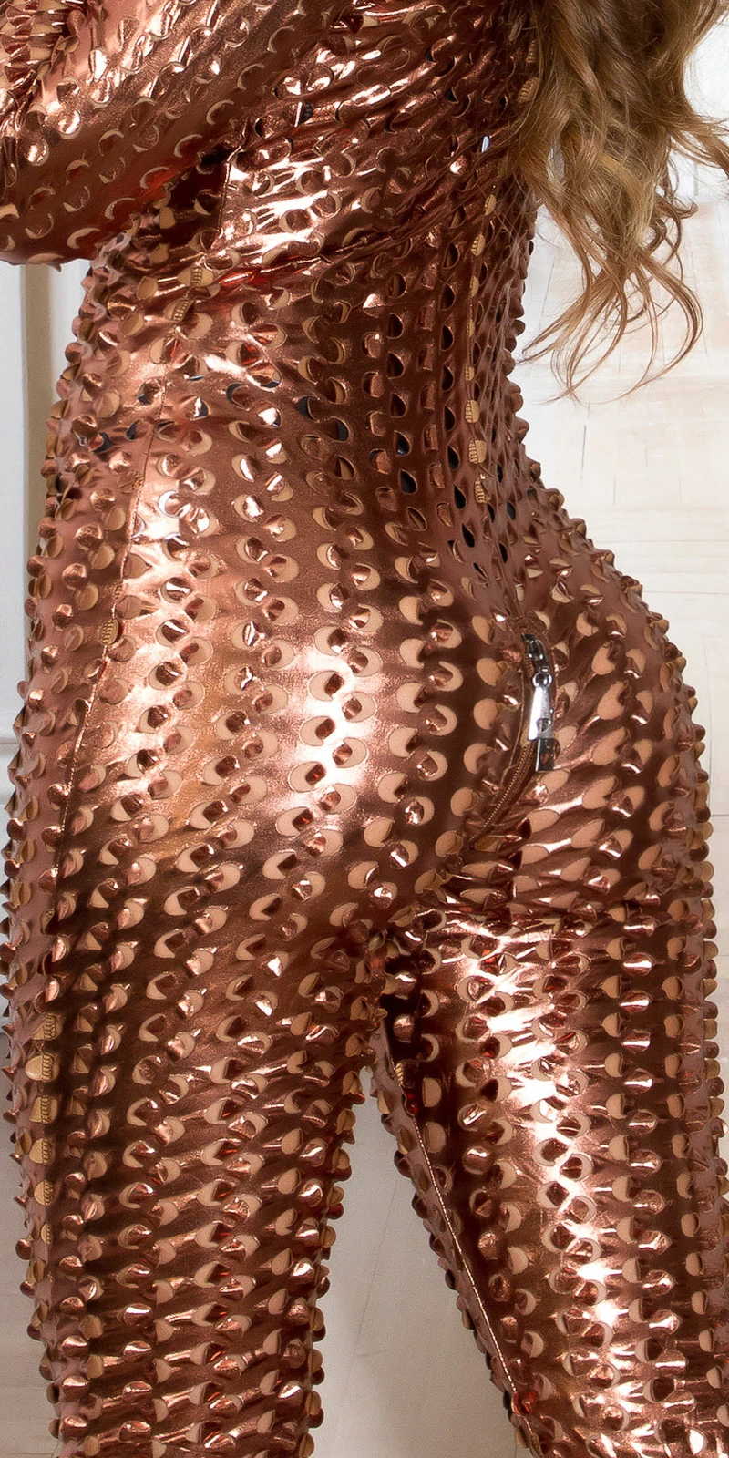 Kinky Langarm Jumpsuit, Catsuit aus dünnem Stretch mit glänzender Metallic Oberfläche, 2 Wege Reißverschluss und figurbetonter Long Form mit sexy allover Loch Musterung von Koucla