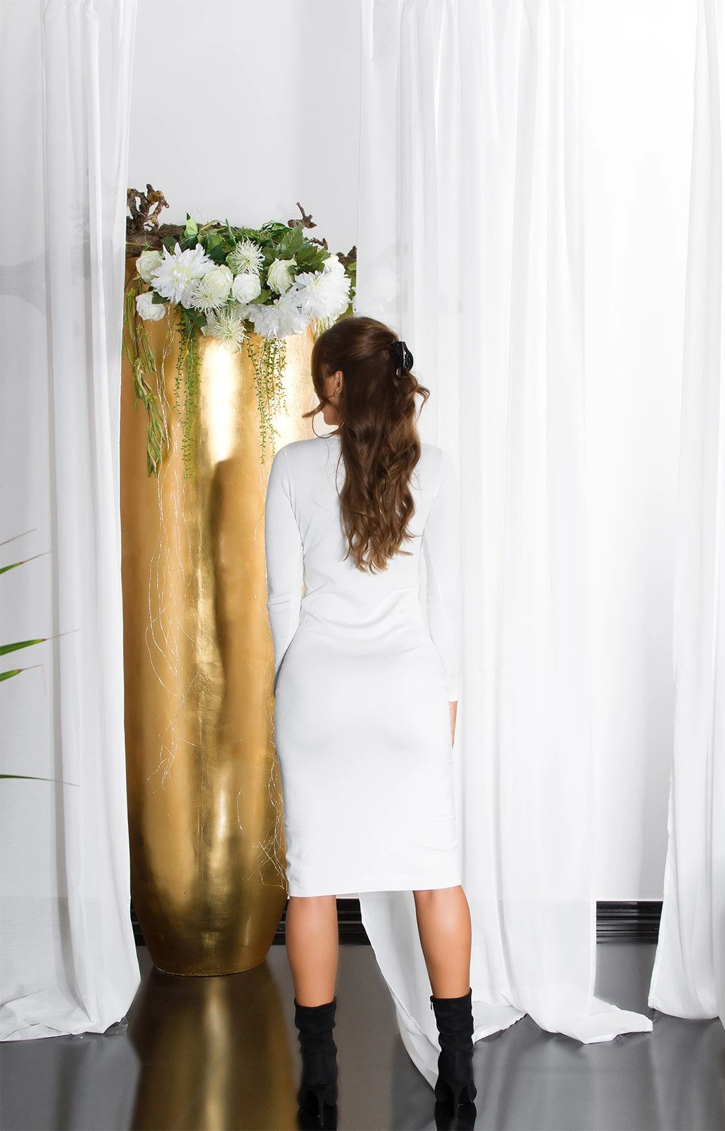 Schickes Midi-Strickkleid mit raffinierter V-Cut-Schnürung Schickes Midi-Strickkleid mit raffinierter V-Cut-Schnürung
