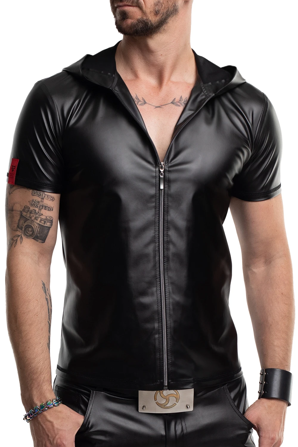 Herren Kapuzen T-Shirt RMEttore001 in mattem Kunstleder von Regnes Fetish Planet – körpernahe Slim-Fit Form mit markantem Front-Reißverschluss und RFP-Zipperdetails für einen provokanten, maskulinen Look