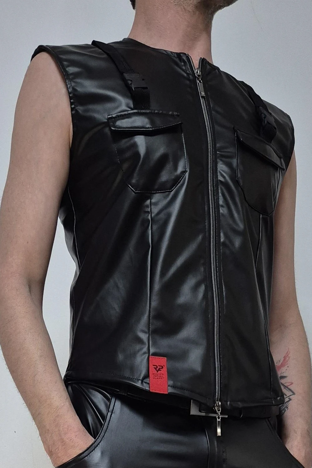 Regnes Fetish Planet Herren Weste RMCamillo001, Markanter Wetlook trifft auf ikonische RFP-Details, diese schwarze Herrenweste setzt ein Statement in Sachen Stil und Attitüde