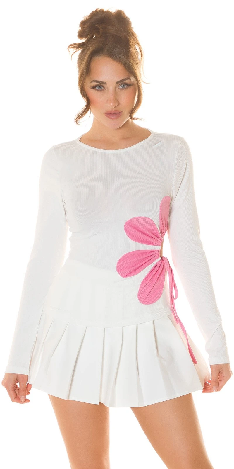 Flower-Power Shirt, figurschmeichelnder Schnitt mit Cutout und Kordelzug für einen verspielten Look! Flower-Power Shirt, figurschmeichelnder Schnitt mit Cutout und Kordelzug für einen verspielten Look!