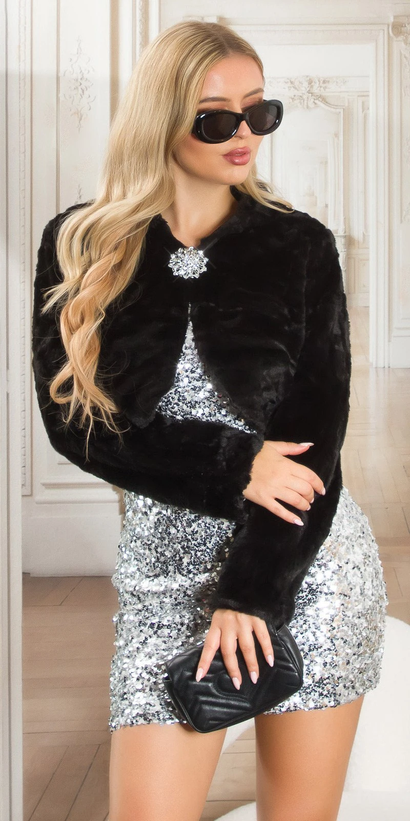 Elegantes Crop Jäckchen aus Kunstpelz mit Deko Brosche Kunstfell Bolero Langarm bauchfrei für stilvolle Looks