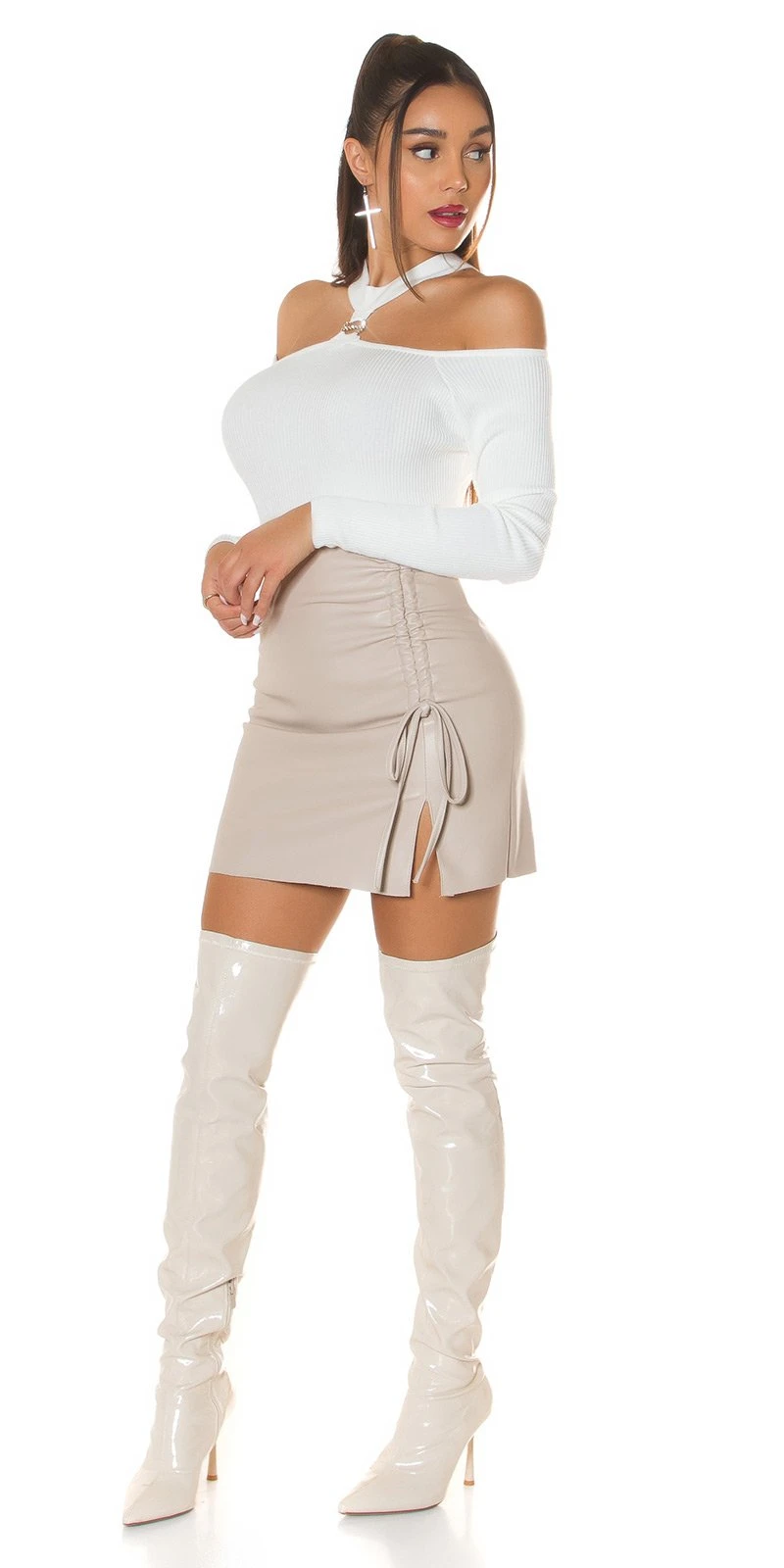 Schicker Cold-Shoulder-Pullover mit Halsband-Effekt Schicker Cold-Shoulder-Pullover mit Halsband-Effekt