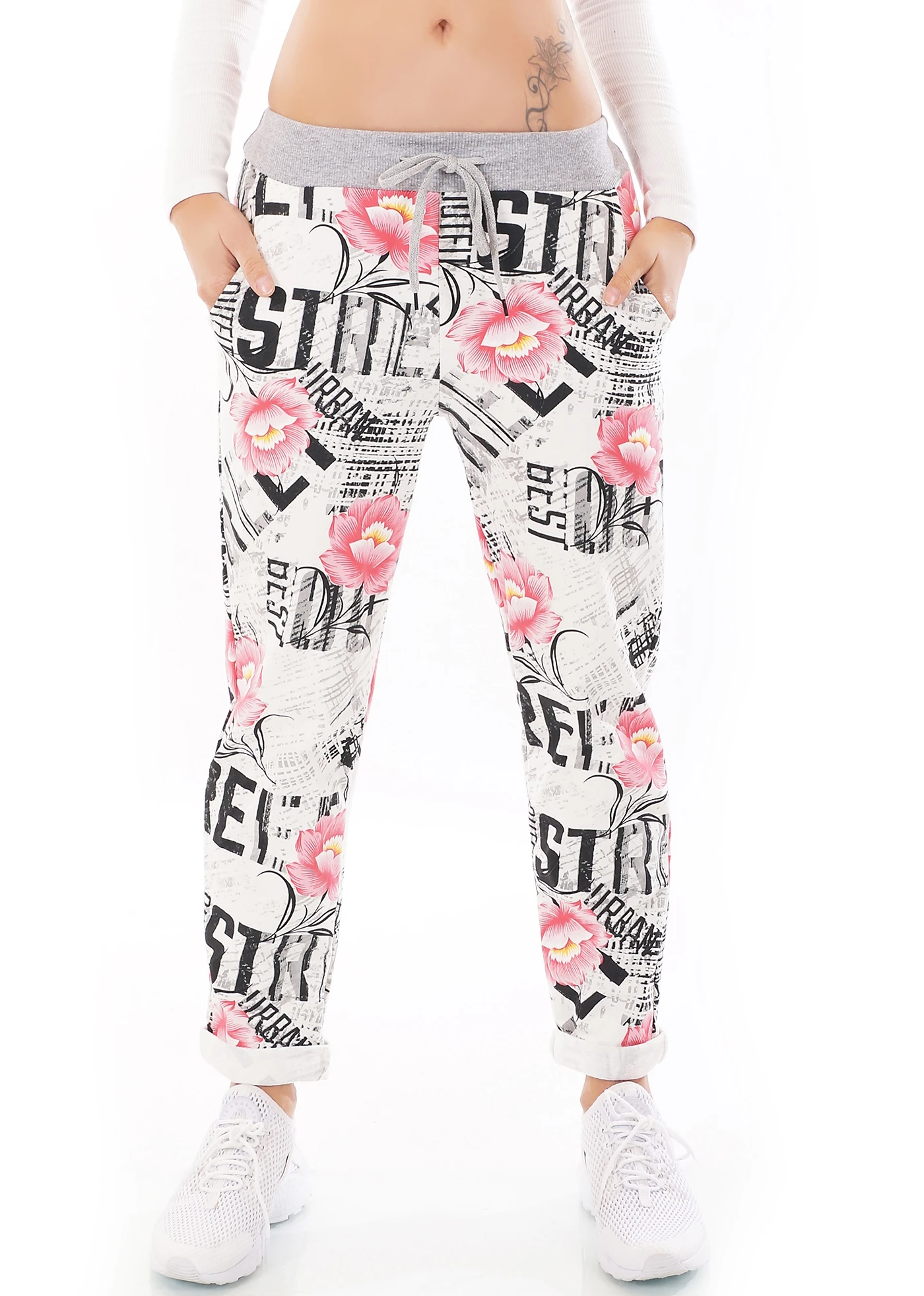 Lässige Chino-Freizeithose im angesagten Knitter-Look mit floralem Allover-Print, elastischem Bund und stylischem Schriftzugmix Lässige Chino-Freizeithose im angesagten Knitter-Look mit floralem Allover-Print, elastischem Bund und stylischem Schriftzugmix