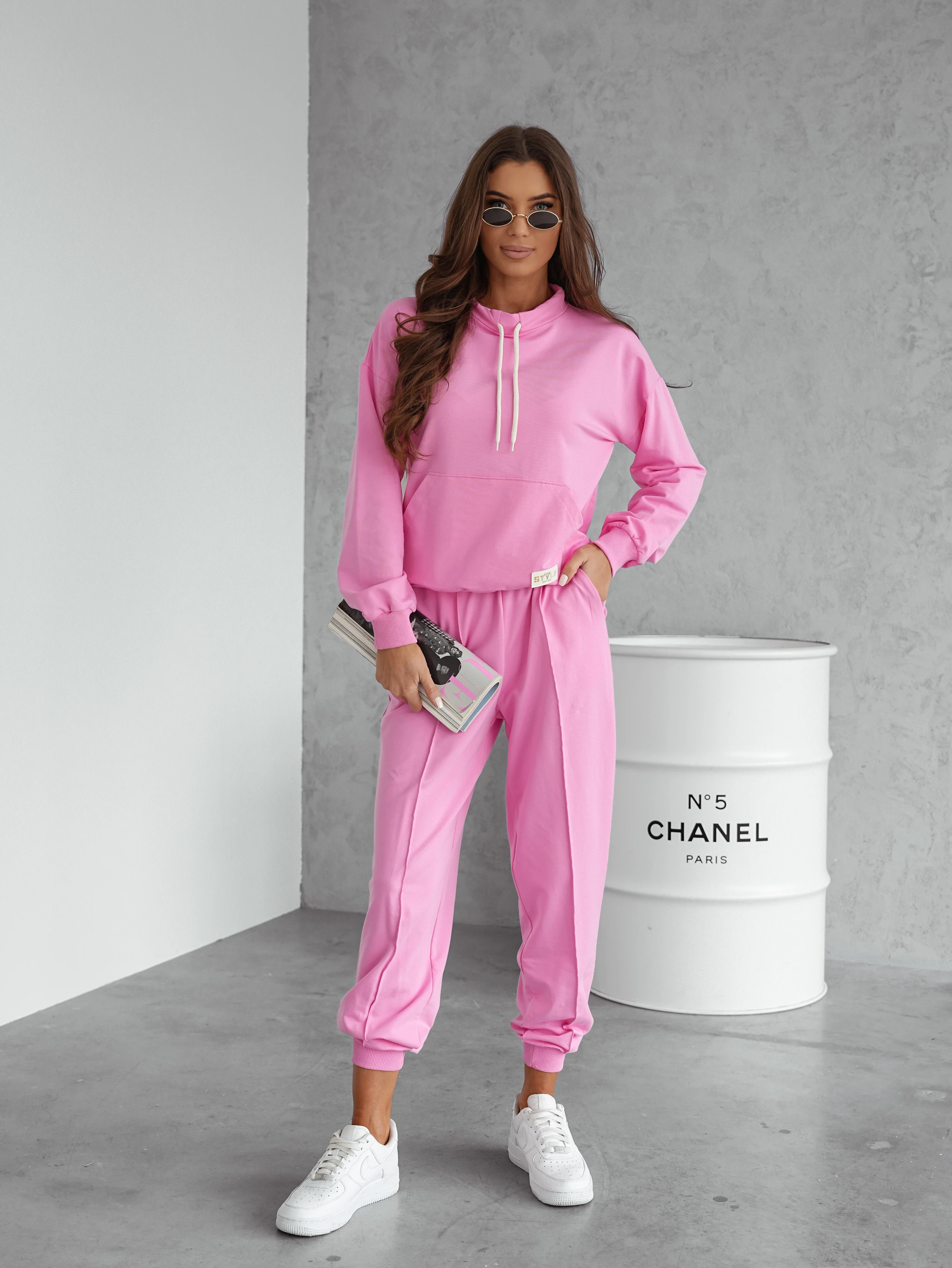 Axamo Frischer Stil trifft Komfort: Unser Damen-Trainingsanzug in Pink sorgt für einen stilbewussten Auftritt bei jedem Anlass