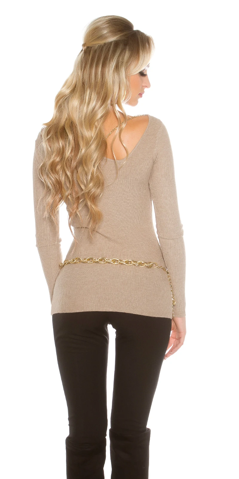 Außergewöhnlicher Pulli mit integrierter Halskette