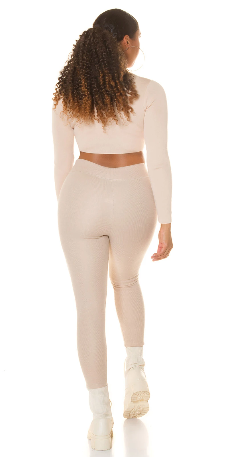 Sportliche Highwaist-Leggings aus gefüttertem Stretch-Material mit modernem geripptem Design und figurschmeichelnden Nähten Sportliche Highwaist-Leggings aus gefüttertem Stretch-Material mit modernem geripptem Design und figurschmeichelnden Nähten