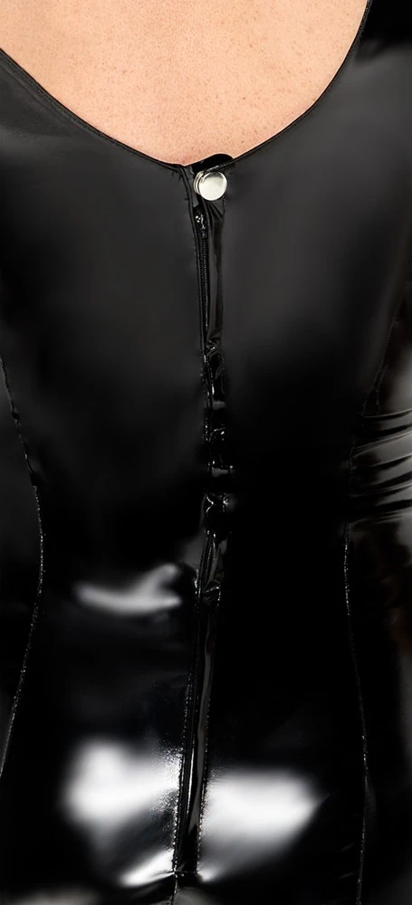 Kurzes ärmelloses Kleid von Black Level komplett im schwarzen Lackglanz mit silberfarbenen Schnallen. In enger taillierter Schnittführung.