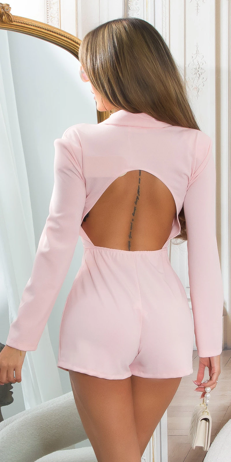 Taillierter Hotpants-Jumpsuit mit modernen Details und verführerischem Rücken-Cutout - Dein neues Highlight! Taillierter Hotpants-Jumpsuit mit modernen Details und verführerischem Rücken-Cutout - Dein neues Highlight!