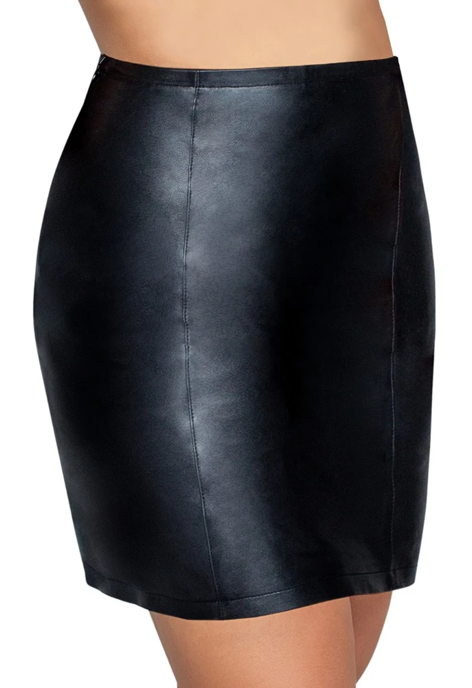 Schmaler kurzer Rock von ZADO aus weichem Lammnappa-Leder. Mit sorgfältig eingenähtem Reißverschluss in der Seitennaht.
