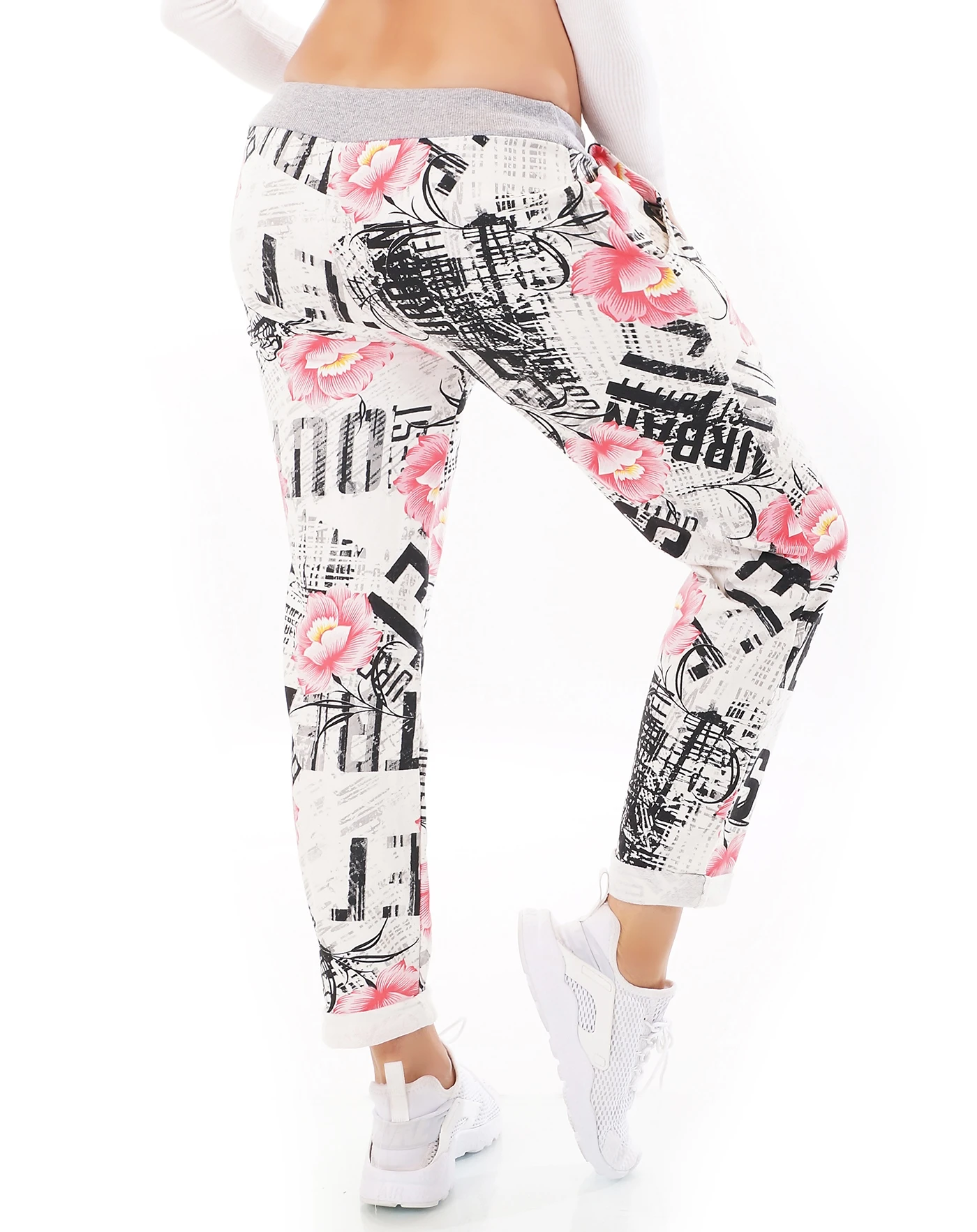 Lässige Chino-Freizeithose im angesagten Knitter-Look mit floralem Allover-Print, elastischem Bund und stylischem Schriftzugmix Lässige Chino-Freizeithose im angesagten Knitter-Look mit floralem Allover-Print, elastischem Bund und stylischem Schriftzugmix