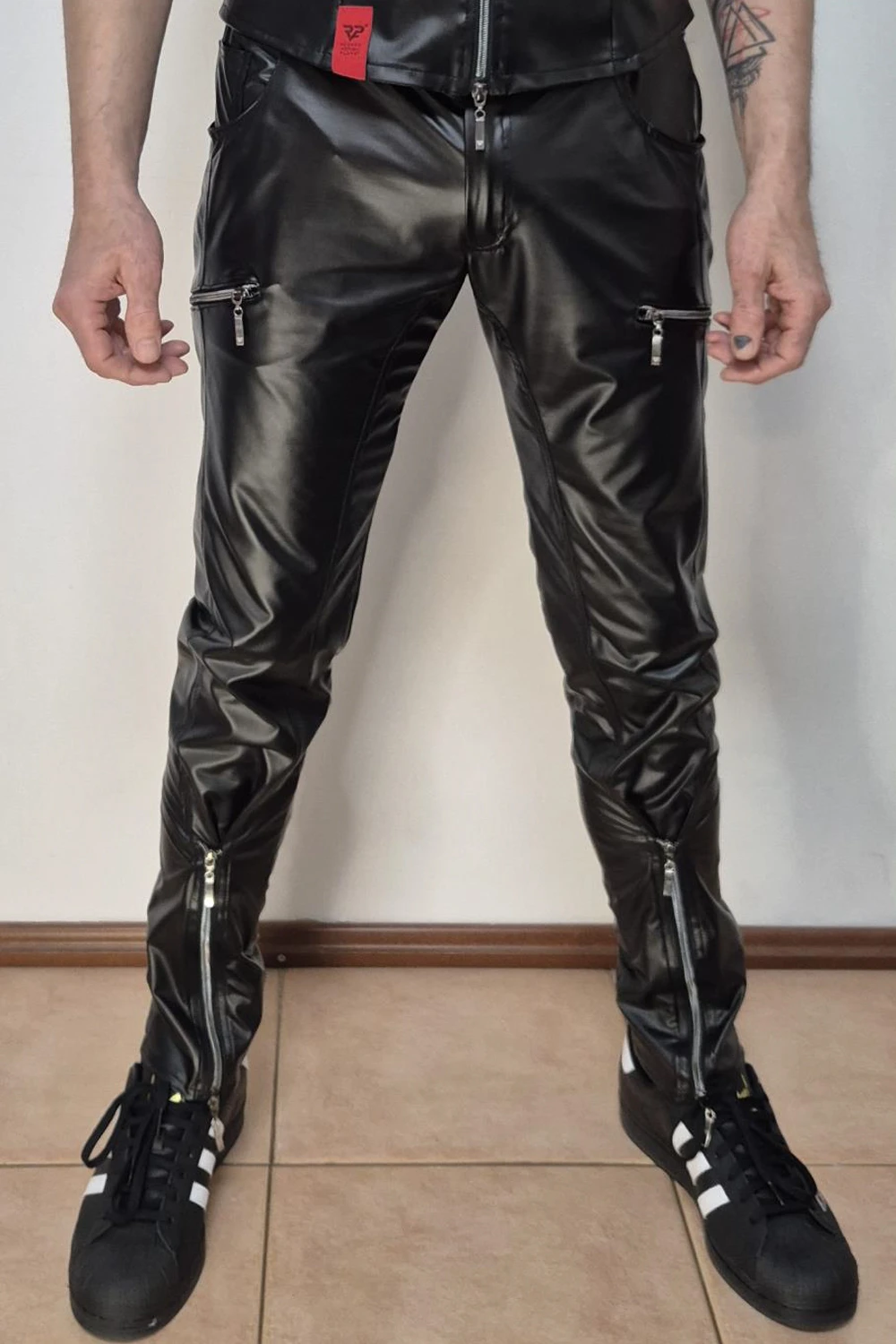 Regnes Fetish Planet Lange Herren Hose RMGabriele001, Statement-Hose aus Wetlook mit tiefem Sitz, 2-Wege-Reißverschluss und edlem Alcantara-Label für stilbewusste Rebellen