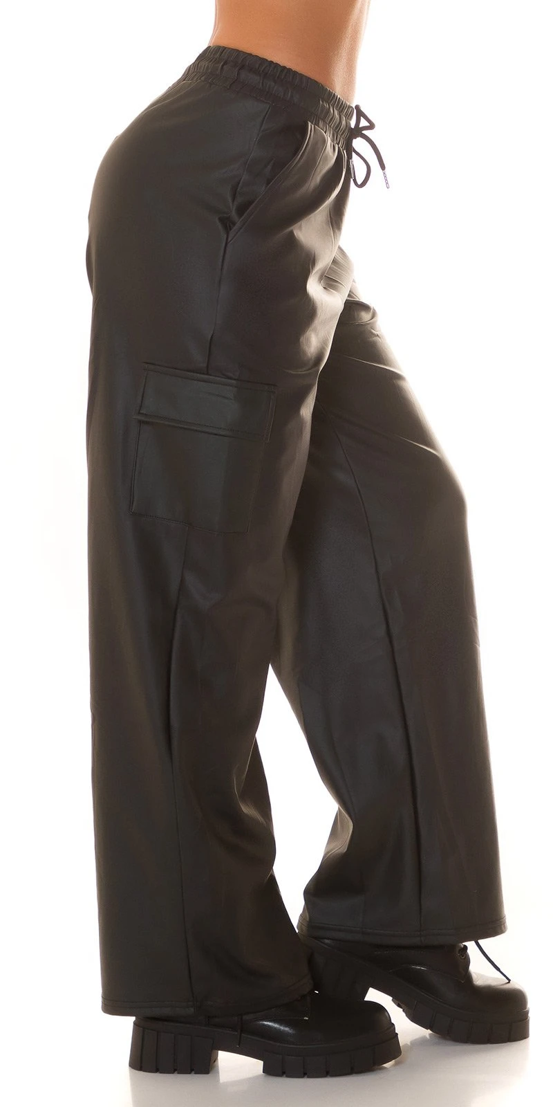 Stylische Kunstleder Cargo Hose: Gerader Schnitt, High Waist Jogger im Leder Look mit praktischen Klappen Taschen Stylische Kunstleder Cargo Hose: Gerader Schnitt, High Waist Jogger im Leder Look mit praktischen Klappen Taschen