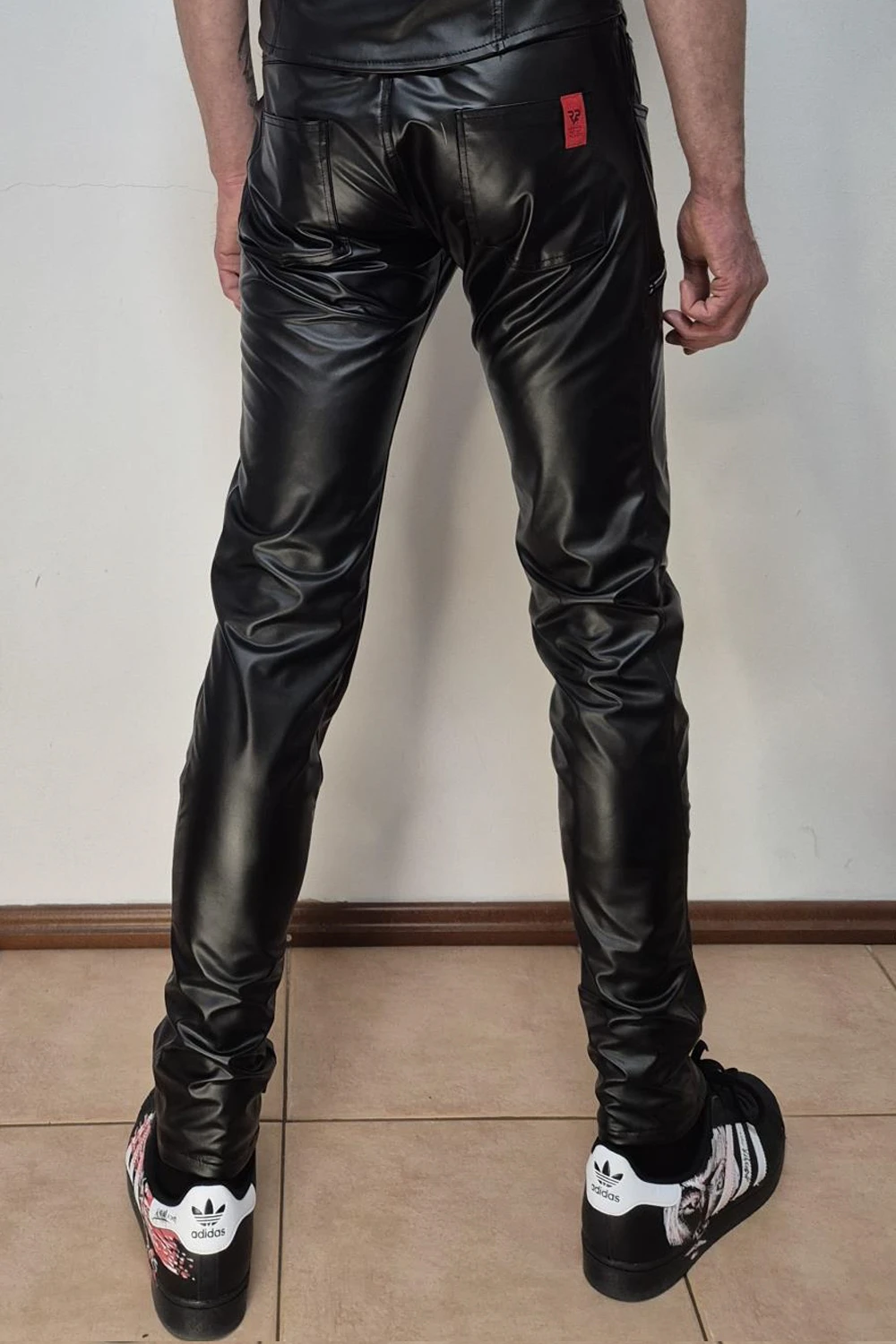 Regnes Fetish Planet Lange Herren Hose RMGabriele001, Statement-Hose aus Wetlook mit tiefem Sitz, 2-Wege-Reißverschluss und edlem Alcantara-Label für stilbewusste Rebellen