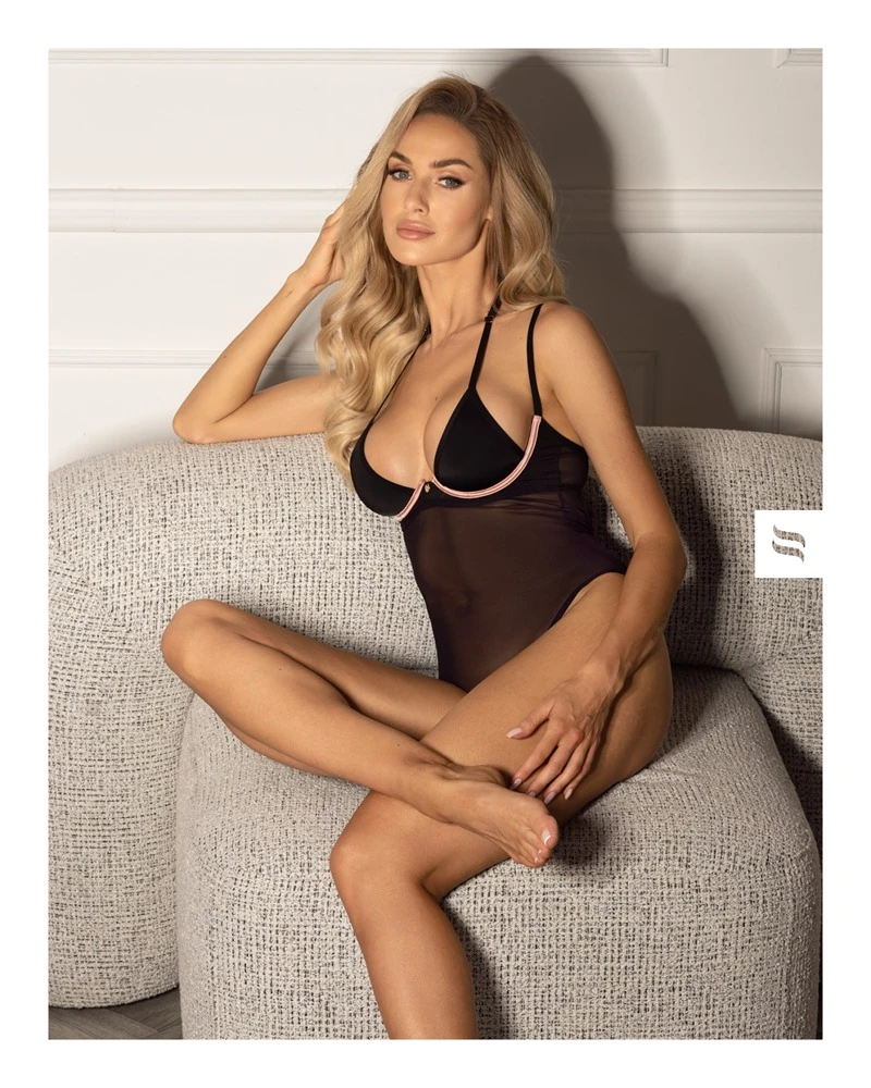 Obsessive Schwarzer eleganter Body Selinne aus feinem weichen Stretch-Netz. Blickdichte Cups aus softer Mikrofaser mit Cup-Bügeln in Kontrastfarbe Rosa.