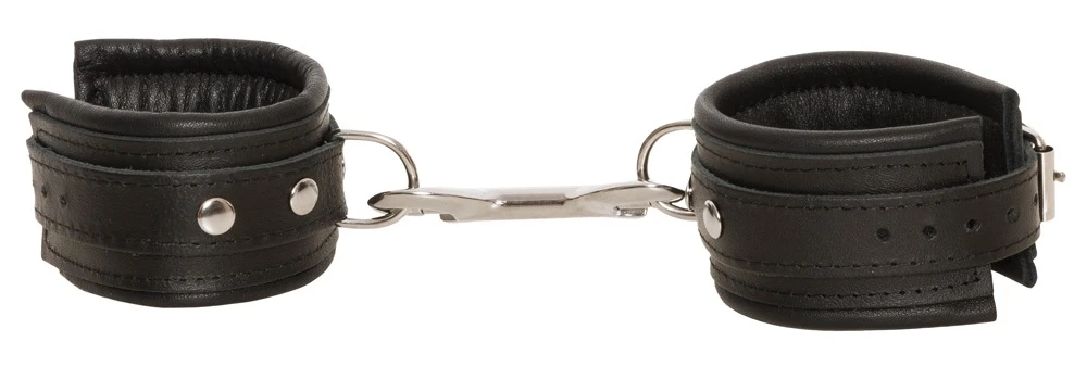 Innen mit glattem Leder weich gepolsterte Handfesseln von ZADO in kurzer Form - ideal für schmale Gelenke und komplett aus schwarzem Leder. Innen mit glattem Leder weich gepolsterte Handfesseln von ZADO in kurzer Form - ideal für schmale Gelenke und komplett aus schwarzem Leder.