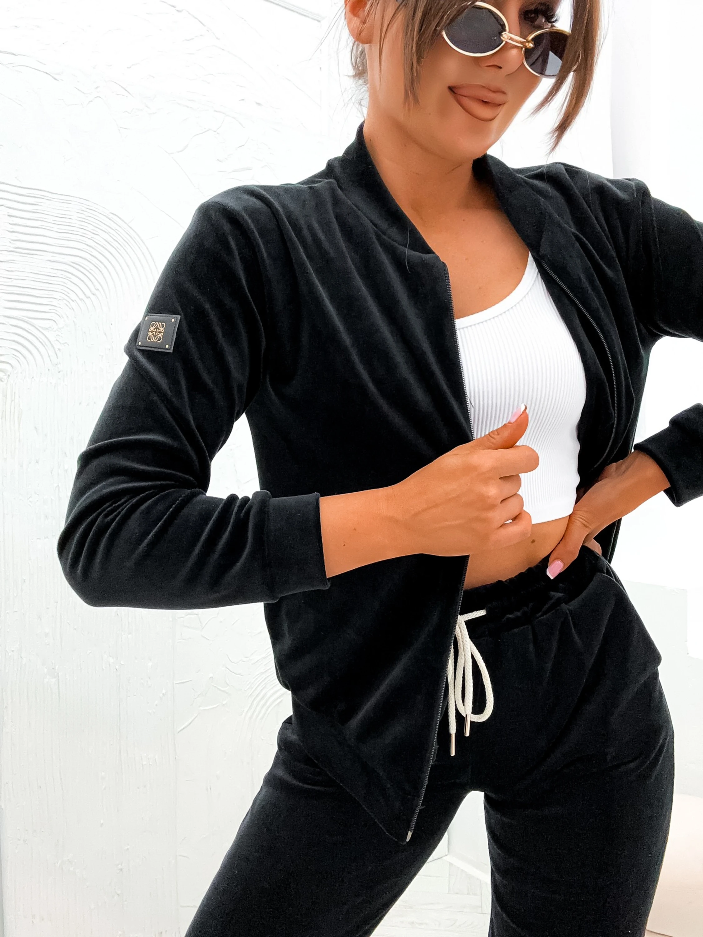 AXAMI Stylisher Damen-Trainingsanzug aus weichem Velours mit hoher Taille, Bomberjacke und perfektem Sitz für jeden Tag AXAMI Stylisher Damen-Trainingsanzug aus weichem Velours mit hoher Taille, Bomberjacke und perfektem Sitz für jeden Tag