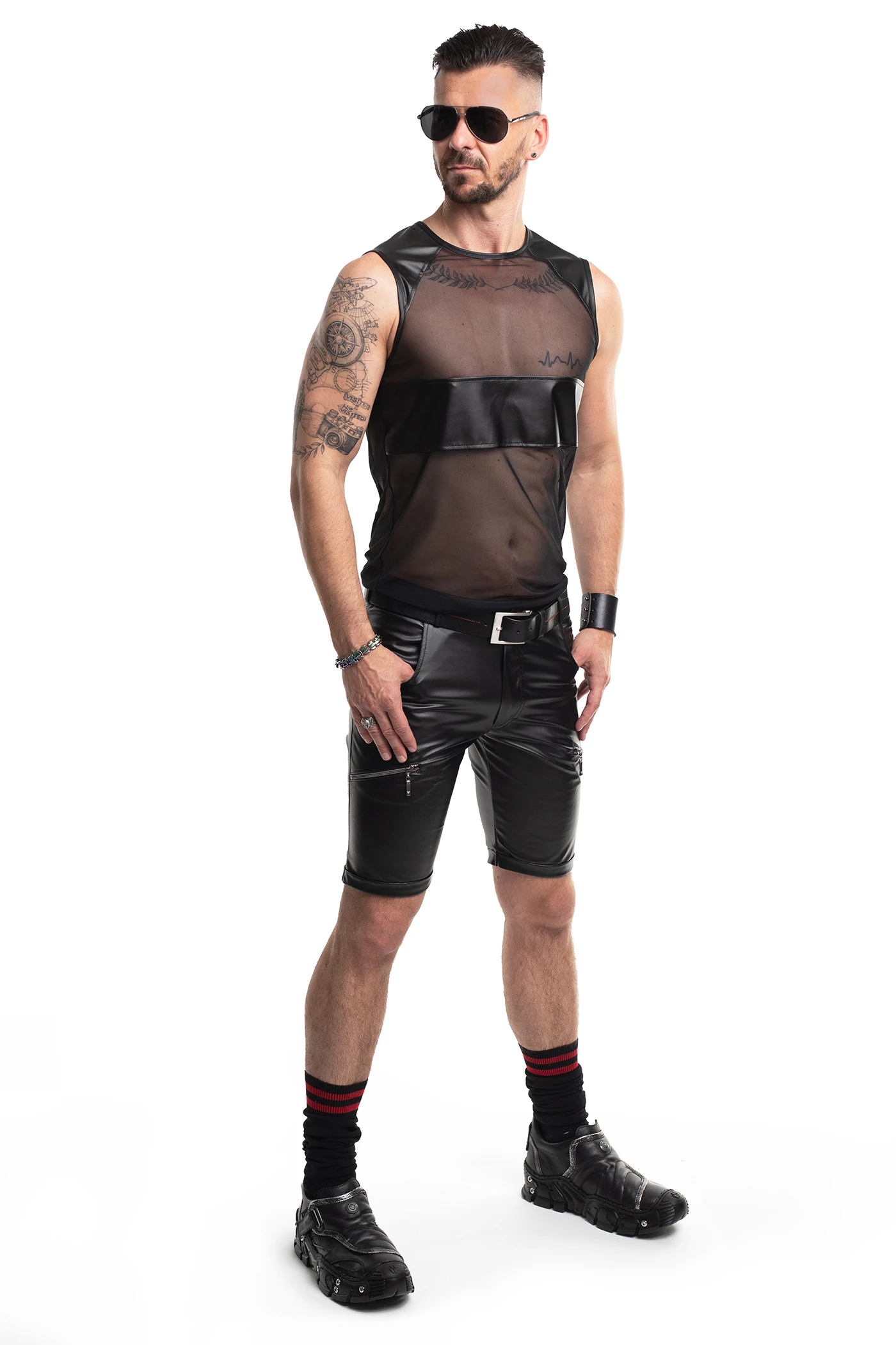 Schwarzes Herren Shirt RMSilvestro001 aus Wetlook und Mesh – transparenter Blickfang für definierte Schultern und maskuline Silhouette  von Regnes Fetish Planet