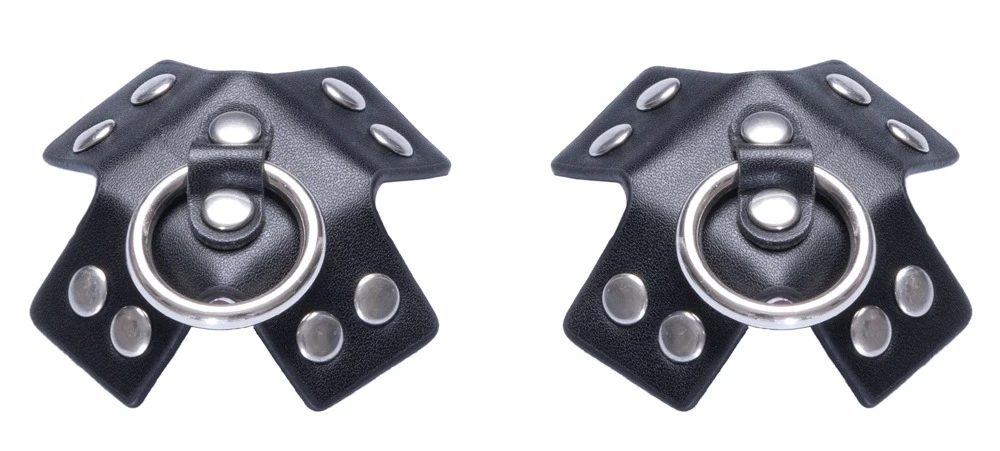 Kreuz-Nippelsticker aus schwarzem Lederimitat mit markanten Ringen und Nietenbesatz mehrfach verwendbar hautfreundlich von Bad Kitty Kreuz-Nippelsticker aus schwarzem Lederimitat mit markanten Ringen und Nietenbesatz mehrfach verwendbar hautfreundlich von Bad Kitty