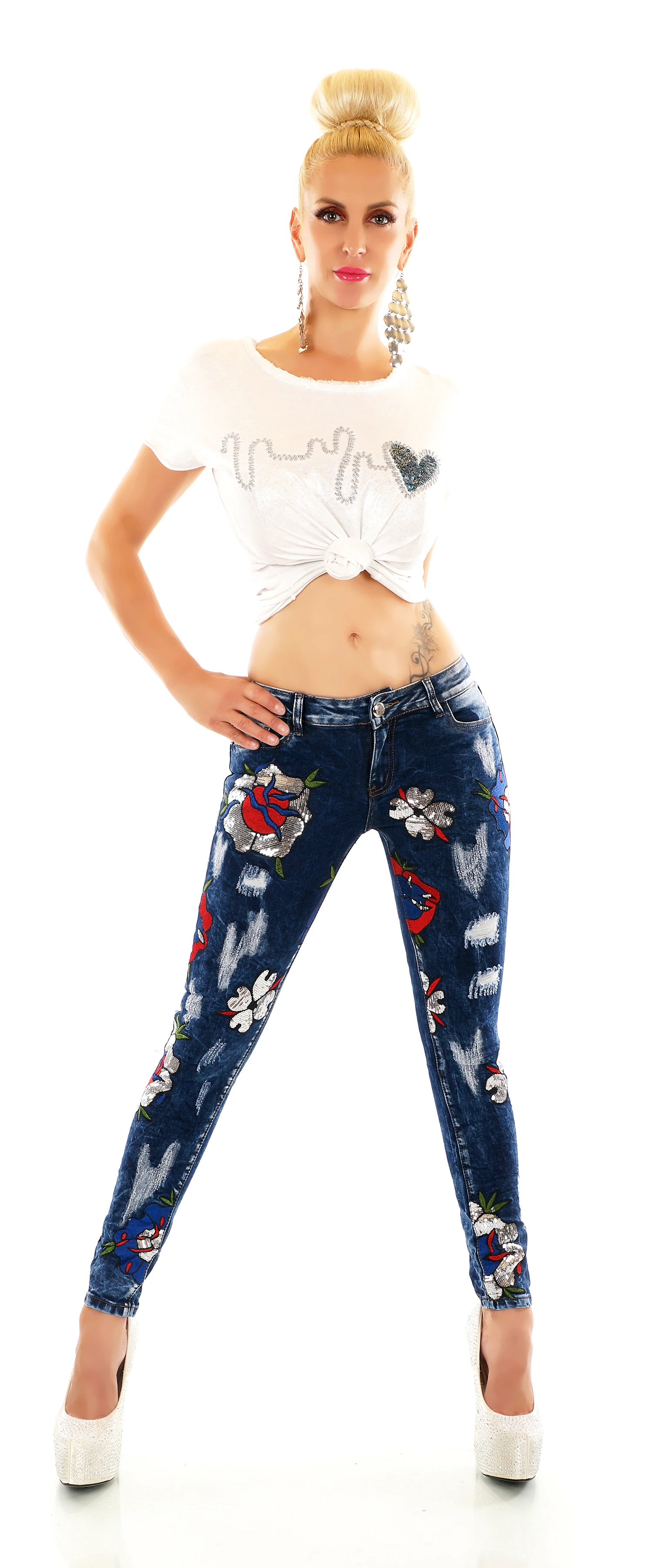 Crazy Used Look Röhren Jeans mit Deko Pailletten Blumen Crazy Used Look Röhren Jeans mit Deko Pailletten Blumen