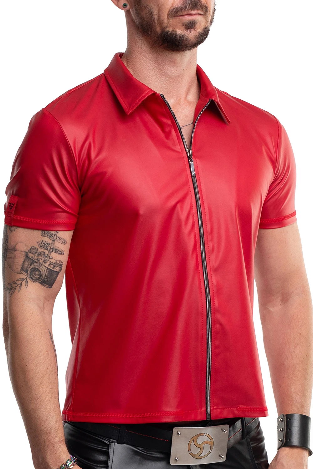 Herren T-Shirt RMMauricio001 rot im matten Wetlook mit Stehkragen, markantem schwarzen Reißverschluss und figurbetonender Slim-Fit Form