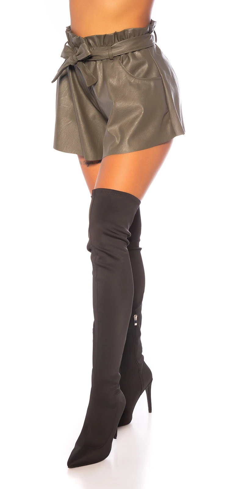 Paperbag Kunstleder High Waist Shorts mit Gürtel Paperbag Kunstleder High Waist Shorts mit Gürtel
