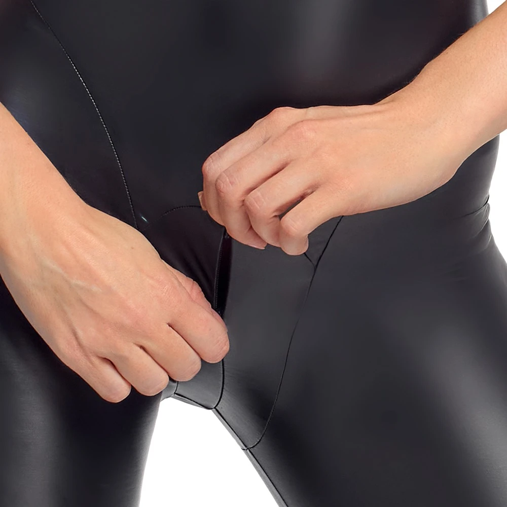 Cottelli Kinky Träger-Overall im schwarzen Mattlook mit abnehmbarem Brust-Harness, silberfarbenen Metall-Details, Soft-Cups mit Druckknöpfen und aufregendem 3-Wege-Reißverschluss durch den Schritt