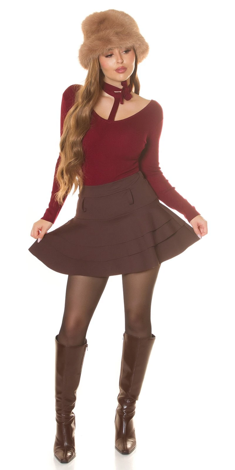Langärmliger Pullover aus feinem Glattstrick mit elegantem Halsband und figurbetontem, tailliertem Schnitt Langärmliger Pullover aus feinem Glattstrick mit elegantem Halsband und figurbetontem, tailliertem Schnitt