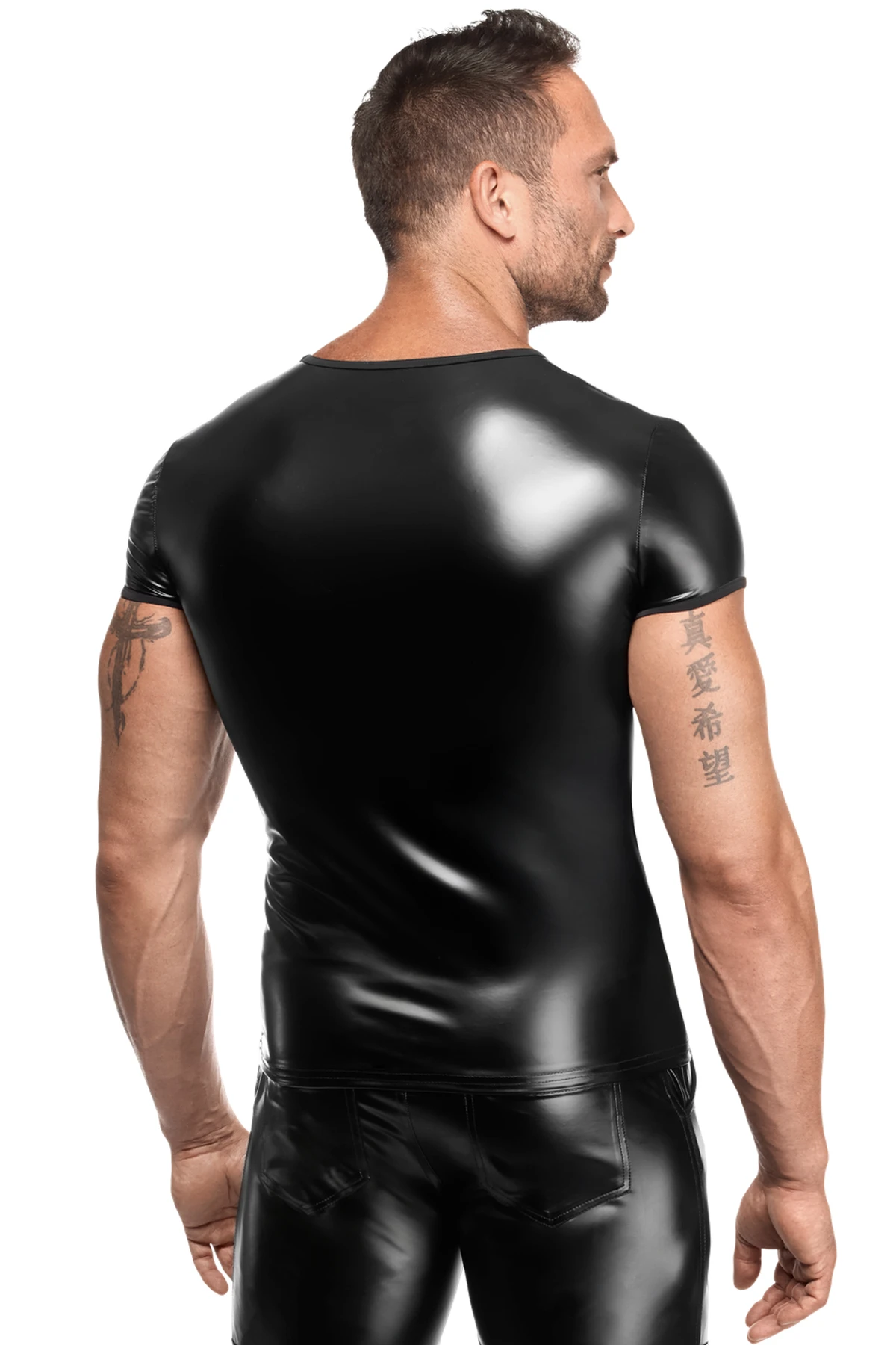 Figurbetontes Noir Handmade Men T-Shirt H084 aus glattem Powerwetlook, elastisch, körpernah geschnitten und mit markanter Brusttasche für einen betonten, sexy Look